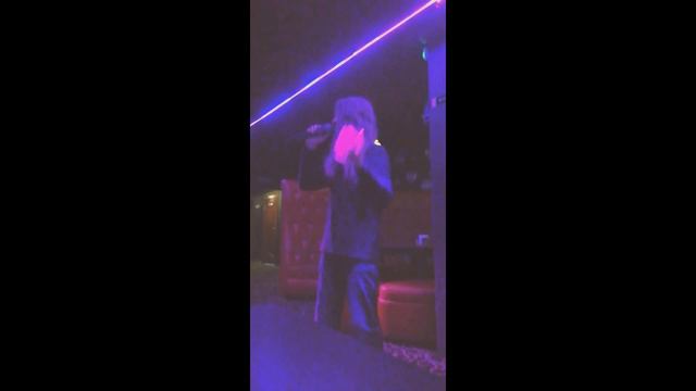 Длинноволосый мужчина Long Hair man-Длинноволосый парень отлично поёт караоке песню Ливень!