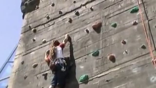 Flakturm Wien - outdoor climbing with indoor feeling смотреть онлайн