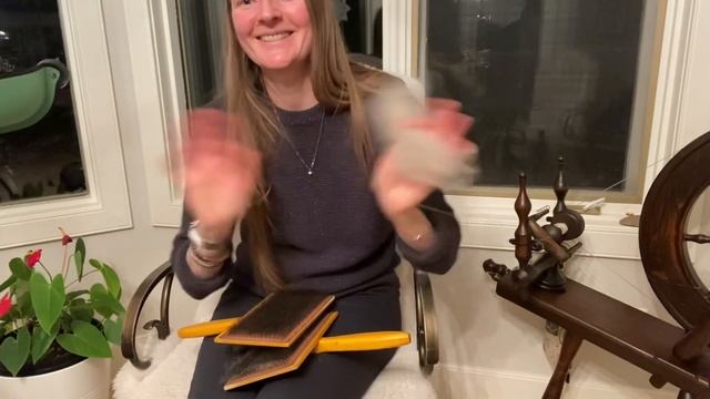 Шерсть на ручных щётках и прядение. смотреть онлайн