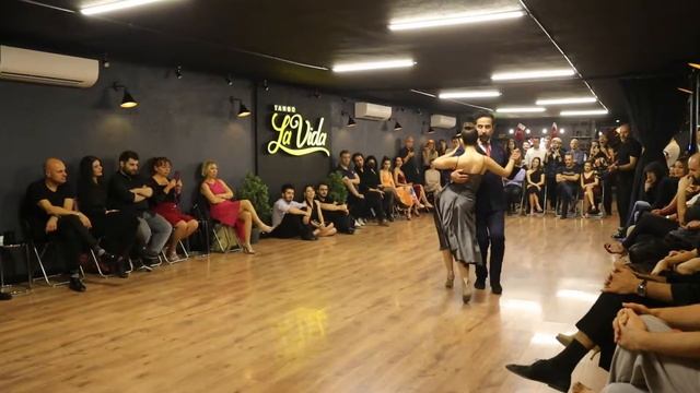 Akın Gökkaya & Dilan Yılmaz 3/4 Solo Tango - Vals De Invierno Tango La Vida Golden Nights смотреть онлайн