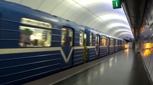 Метропоезд 81-540.5/541.5 прибывает на станцию метро Волковская