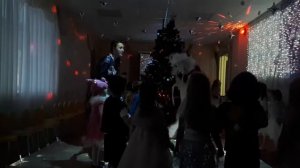 ПЕСНЯ У НАРЯДНОЙ ЕЛОЧКИ КОЛКИЕ ИГОЛОЧКИ МЛАДШЕ СРЕДНЯЯ ГРУППА