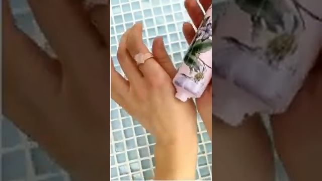 Серия Splendid Bouquet с цветочным ароматом:Мыло 42873+Гель для душа 42875+Крем для рук 42874 смотреть онлайн