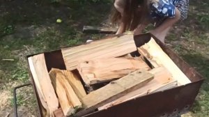 Шашлык на дровах у себя во дворе. Дети помогают рубить дрова