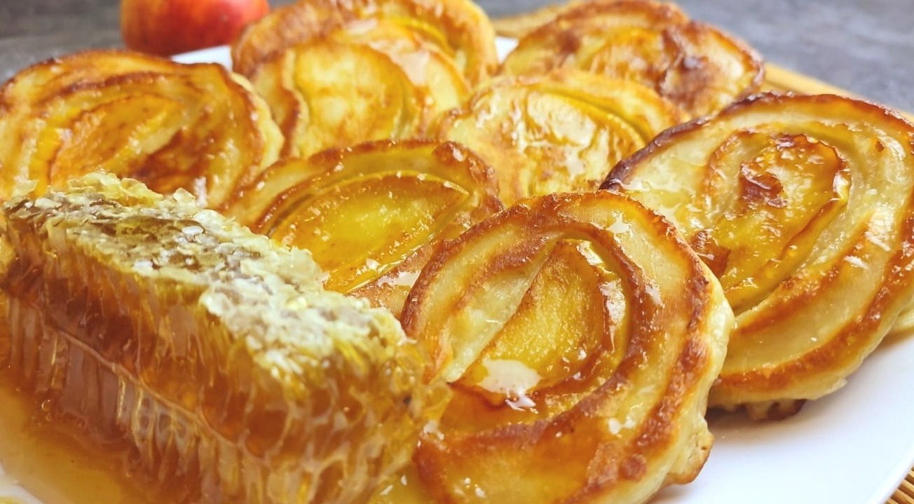 Оладьи с яблоками на сковороде. С яблочным припёком