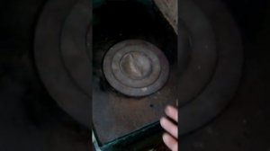 Котёл пыхает,стреляет при засыпке угля