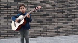 Ребёнок играет на гитаре Миссия не выполнима