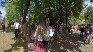 Зажигательные танцы под деревом