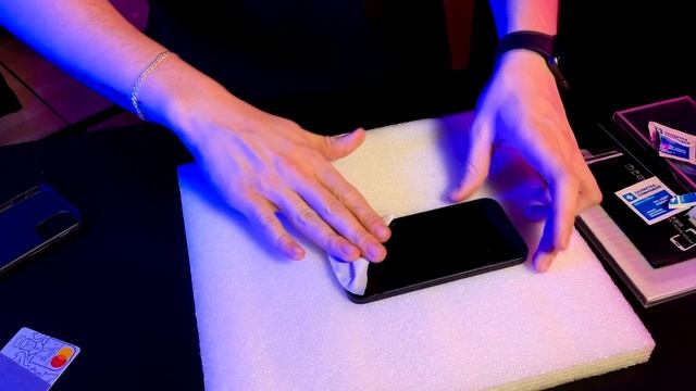 Как поклеить защитное стекло для смартфона? • Обзор • Joy MegaStore смотреть онлайн