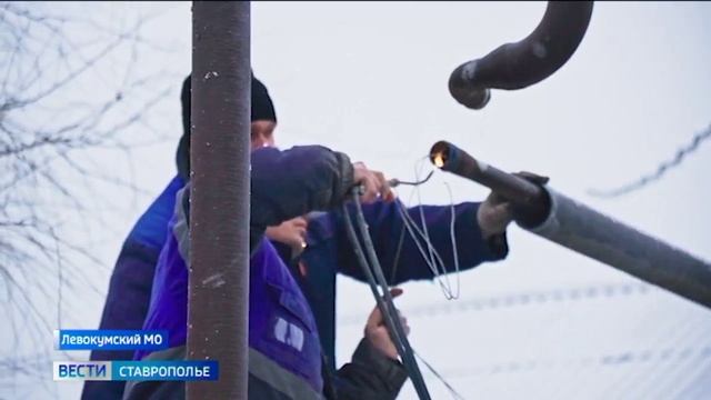 В нескольких округах Ставрополья восстанавливают электроснабжение