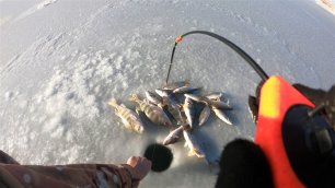 ВЫШЛИ НА ПЕРВЫЙ ЛЕД НА ВОДОХРАНИЛИЩЕ! Рыбалка морозным утром! Рыбалка на балансир/мормышку!
