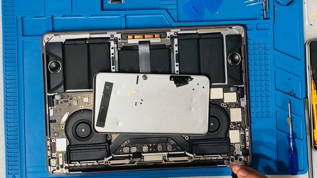 apple macbook pro 2017 touch bar screen exchange #repair #learn #online #youtube #platform #2023 смотреть онлайн