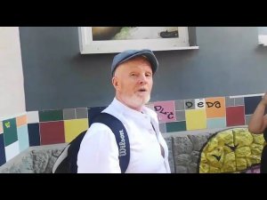 Андрей Кабанов дает интервью журналистам у Музея Невьянской иконы, где проходят обыски.