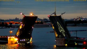 Проекция Ракета В ТОП от RUTUBE ночью на разведённом Дворцовом мосту в дни проведения ПМЭФ 2022