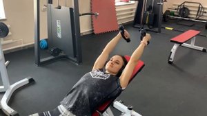 Пуловер с двумя гантелями на скамье под углом (одновременно)