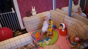 Ребенок играет 6 месяцев, 7 месяцев