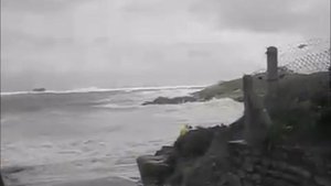 Во Франции огромные волны смыли туристов в море