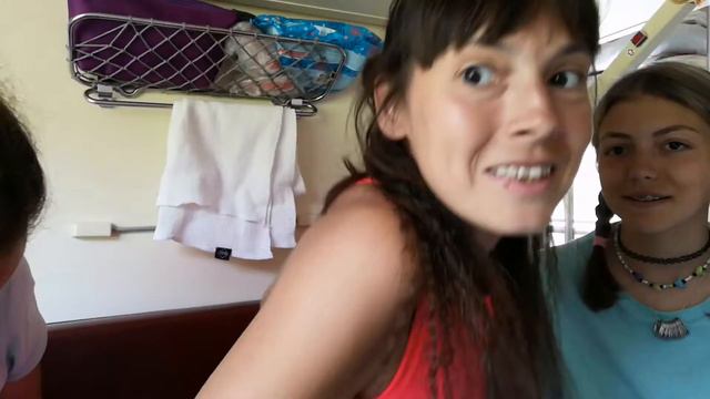Поезд. Скучно. Отрезали косы.