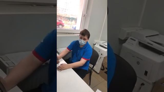 Сотрудник OZON не обслуживает клиентов в пункте выдачи.
