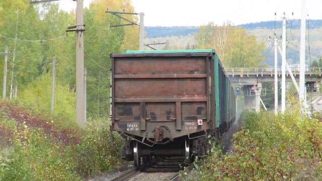 Тепловоз 2ТЭ116-1647 с грузовым поездом на перегоне смотреть онлайн