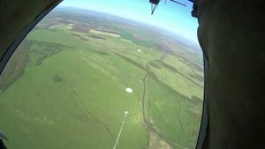 Спецназ ЮВО Прыжки с парашютом выполнялись из вертолета Ми-8АМТШ с высоты около 2 тысяч метров.