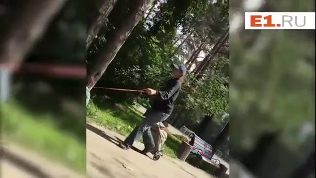 Девочка маугли на поводке. Екатеринбург смотреть онлайн