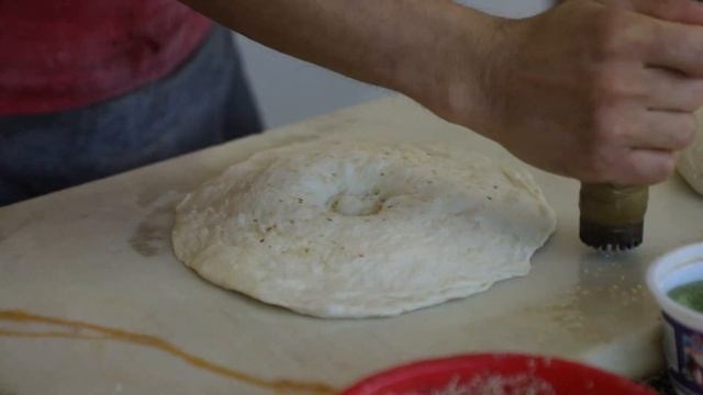 BREAD PREPARATION IN A WONDERFUL TANDOR FROM UZBEKISTAN. ХЛЕБ, ПРИГОТОВЛЕННЫЙ В ПЕЧИ ТЫСЯЧУ ВЕКОВ смотреть онлайн