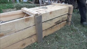 Как завязать тюк сена в самодельной тюковалке.