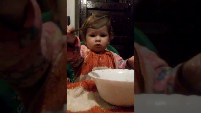 Ребенок кушает самостоятельно