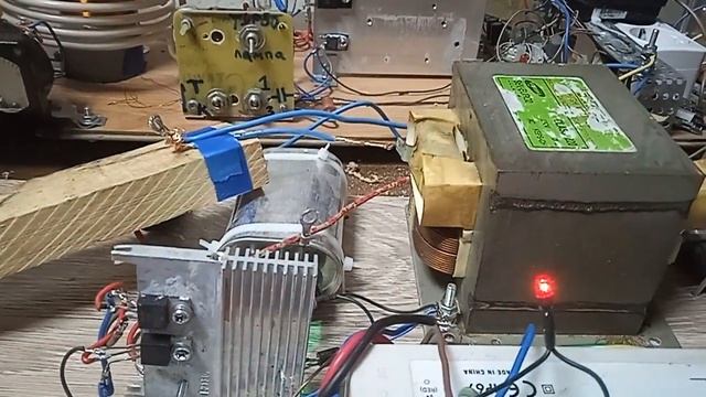 Тест генератора импульсного высокого напряжения для питания теслы через искровой промежуток. Схема смотреть онлайн