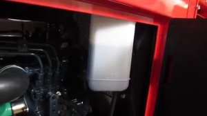 Проверка уровня охлаждающей жидкости в генераторе EUROPOWER  EPS 183 TDE.