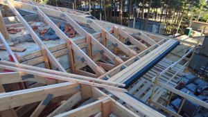 Конструкция кровли дома в стиле РАЙТ с большими свесами.