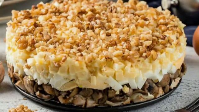 САЛАТ з куркою та грибами рецепт приготування в описах смотреть онлайн