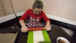 Яблочный ШТРУДЕЛЬ из слоено- дрожжевого теста! С орехами и изюмом! быстро и вкусно! Готовим сами!