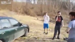 Головой пытается разбить боковое стекло в машине