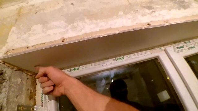 Оконный откос из СЕНДВИЧ ПАНЕЛЕЙ без стартового профиля. На клеевую шпаклевку фуген. Пластик/пвх