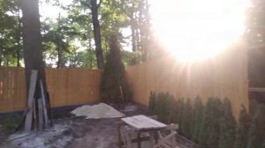 Как строят современный деревянный забор