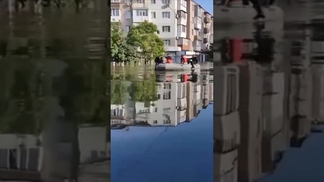 ♥️На Херсонщине за ночь уровень воды поднялся. Спасатели на лодках эвакуируют людей♥️