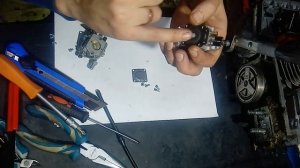 прикол .отломан жиклёр карбюратора бензопила,выход есть