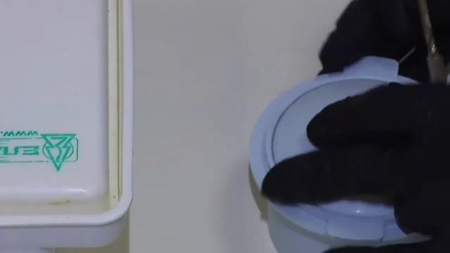 Глядя в зеркало. Безопасный поход на маникюр смотреть онлайн