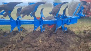 Плуг Diamant 16 с трактором Бюлер на спаренных колесах