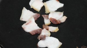 Молодой картофель запеченный с салом в горшочке