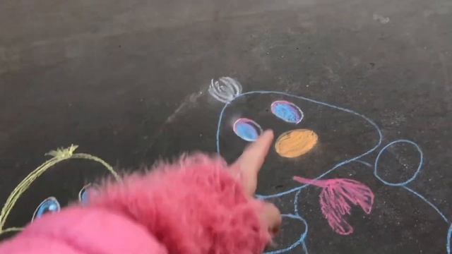 Рисуем цыплёнка и утёнка на асфальте смотреть онлайн