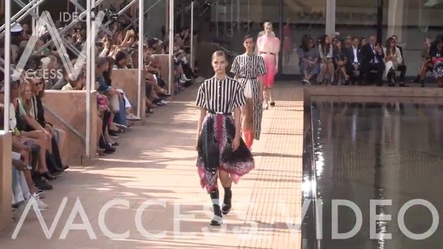 Kaia Gerber and models on the runway for the Longchamp Fashion Show in NYC смотреть онлайн