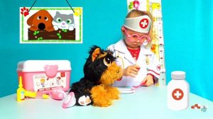 Лиана играет в клинику для животных и салон красоты с игрушечной собакой с блохами
