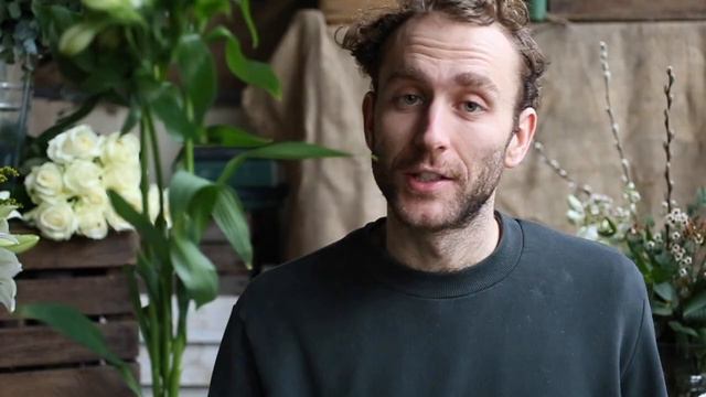 A Floral Smoothie. How to arrange: Brassicas, alstroemeria, lisianthus and greenbell. смотреть онлайн