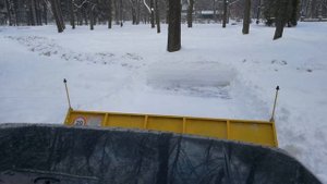 Нива на уборке снега, работа с отвалом