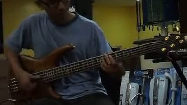 Testing the Ibanez SR1205 Premium смотреть онлайн