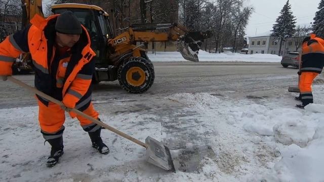 Коммунальные и дорожные службы продолжают работать в усиленном режиме.