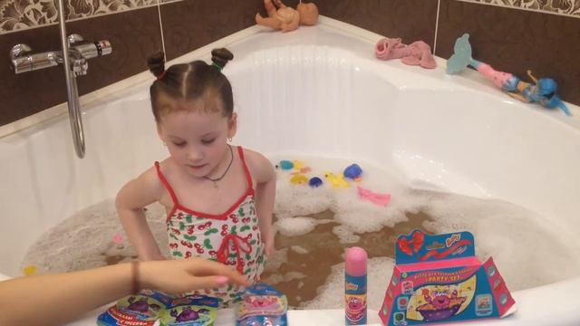 КУПАЕМСЯ с игрушками в пене Распаковала детский набор Баффи, чтобы весело играть в воде